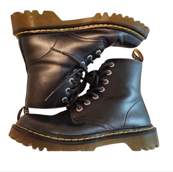 Dr. Martens Shoes - Preowned Dr Martens size 6 black‎ boots